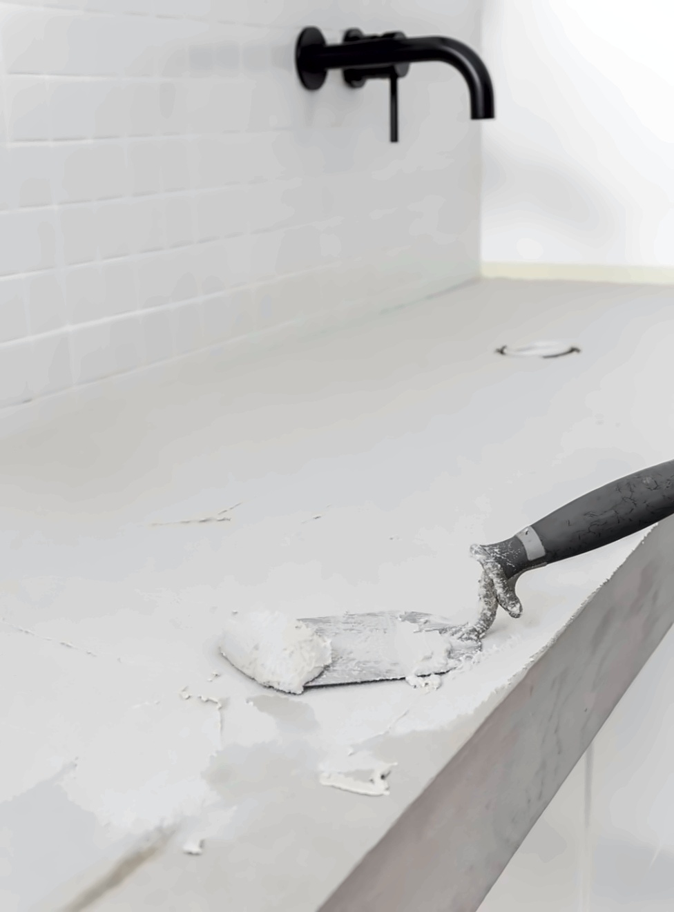 Beton Ciré handmatig verwerkt met troffel in een badkamer